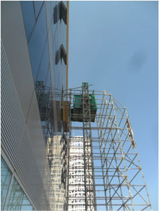 Montacargas para acceso de materiales a un edificio con fachada de cristal - Alquiansa