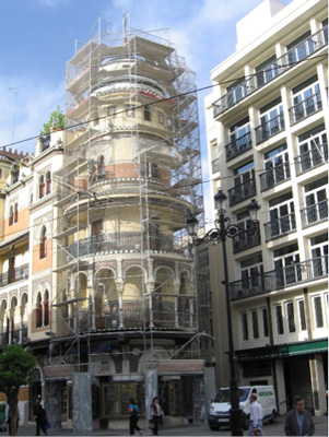 Apuntalamiento de balcones en un edificio singular de arquitectura regionalista - Alquiansa