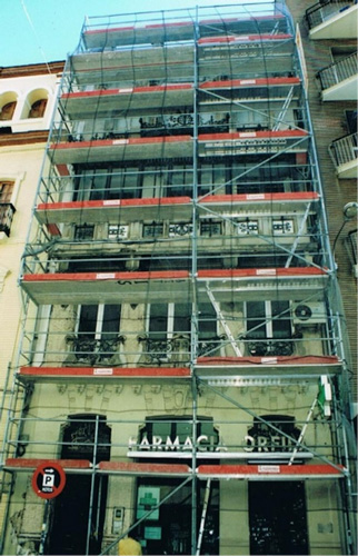Apuntalamiento de balcones en un edificio singular de arquitectura regionalista - Alquiansa