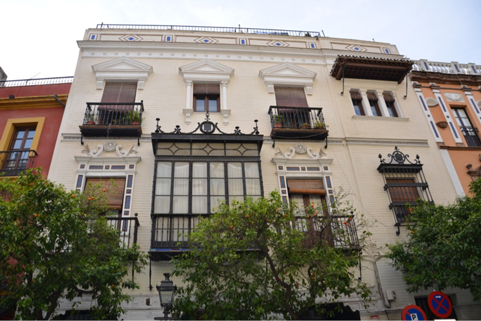 Andamios con pies estrechos para la rehabilitación de la casa de las conchas, un edificio de Aníbal González - Alquiansa