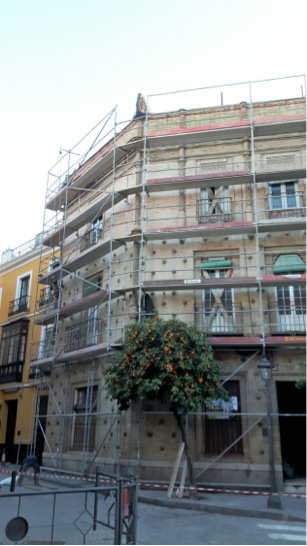Andamios con pies estrechos para la rehabilitación de la casa de las conchas, un edificio de Aníbal González - Alquiansa