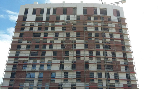 Andamios para el cerramiento de fachadas en un edificio de Málaga - Alquiansa