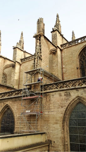 Andamio de marcos para la restauración de pináculos y arbotantes en la Catedral de Sevilla - Alquiansa
