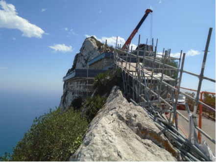 Rampa de andamios para la bajada de una grúa de 5 toneladas en el mirador de Mount Misery de Gibraltar - Alquiansa