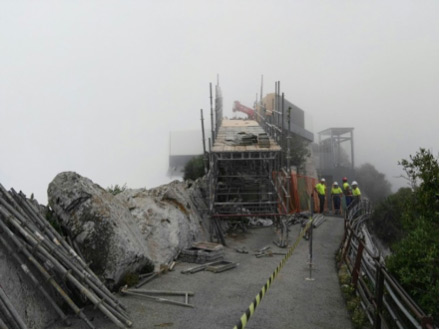 Rampa de andamios para la bajada de una grúa de 5 toneladas en el mirador de Mount Misery de Gibraltar - Alquiansa