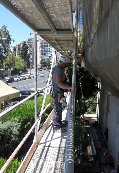 Andamio para rehabilitación de balcones en un edificio residencial - Alquiansa