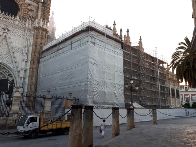 Andamios para la última fase de la restauración de las fachadas renacentistas de Diego de Riaño - Alquiansa