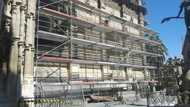 Andamios para la última fase de la restauración de las fachadas renacentistas de Diego de Riaño - Alquiansa