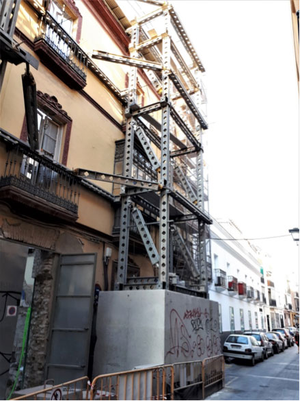 Estabilizador de fachada exterior en un edificio del centro de Sevilla - Alquiansa