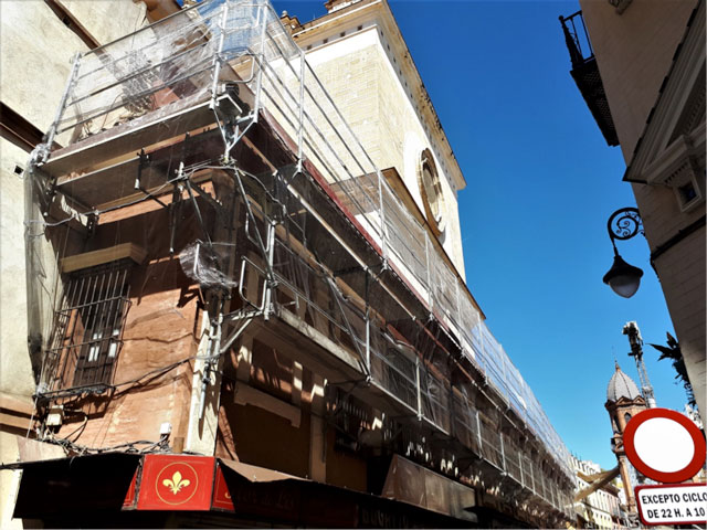 Andamio volado para la protección de tejeros durante los trabajos en cubiertas de la Iglesia del Salvador de Sevilla - Alquiansa