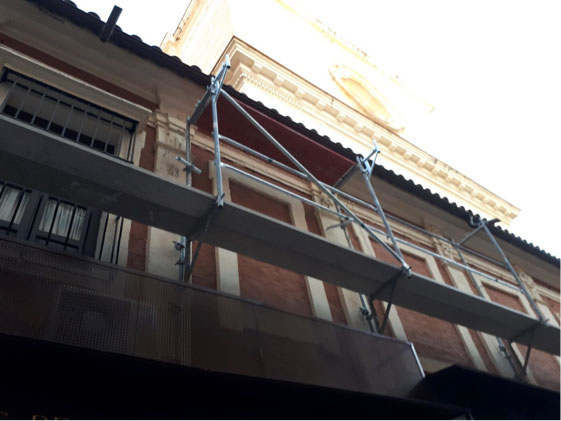 Andamio volado para la protección de tejeros durante los trabajos en cubiertas de la Iglesia del Salvador de Sevilla - Alquiansa