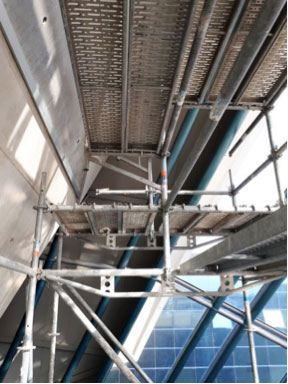 Un andamio especial para la impermeabilización de una bóveda metálica y andamio de acceso a un plano inclinado interior para reparación de filtraciones en paramento trasero del auditorio - Alquiansa