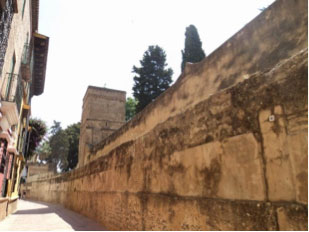 Instalación y testeo de líneas de vida provisionales en las murallas de la Macarena - Alquiansa