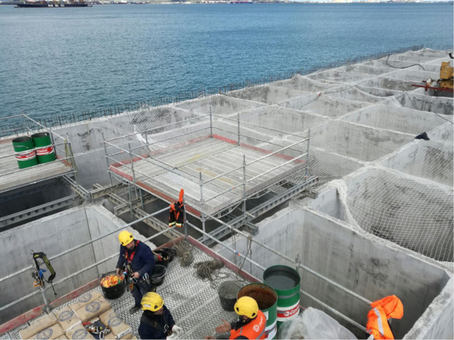 Uso combinado de sistemas para la creación de plataformas y torres de andamios suspendidas en el puerto en Algeciras - Alquiansa