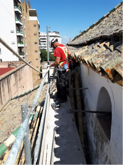 Andamio para la protección de tejeros en el instituto hispano cubano de Sevilla - Alquiansa