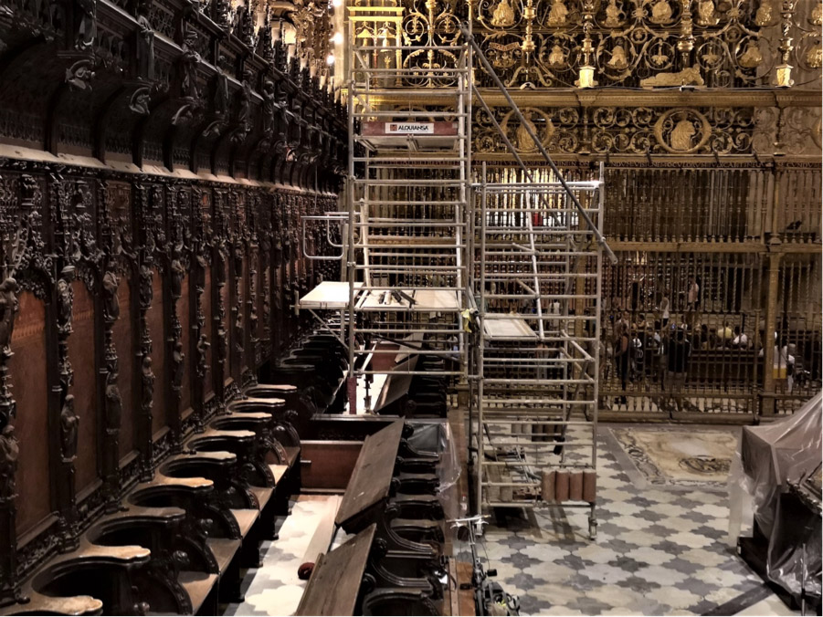 Andamio para la limpieza de la sillería del coro de la Catedral de Sevilla - Alquiansa