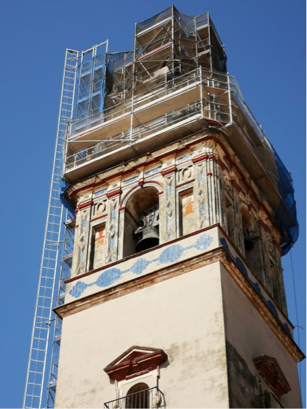 Montacargas adosado a torre de acceso para la restauración de un chapitel - Alquiansa