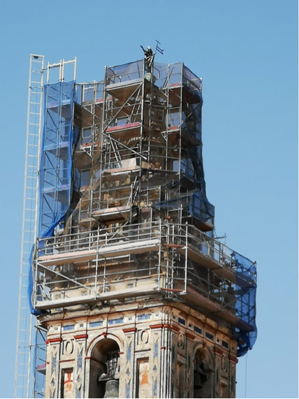 Montacargas adosado a torre de acceso para la restauración de un chapitel - Alquiansa