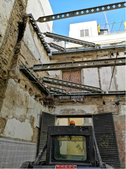 Un estabilizador interior afianza las fachadas de este edificio semiderruido - Alquiansa