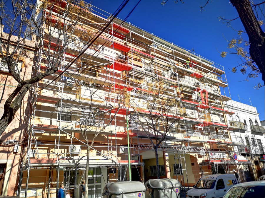 Rehabilitación de la fachada de un edificio en una zona residencial - Alquiansa