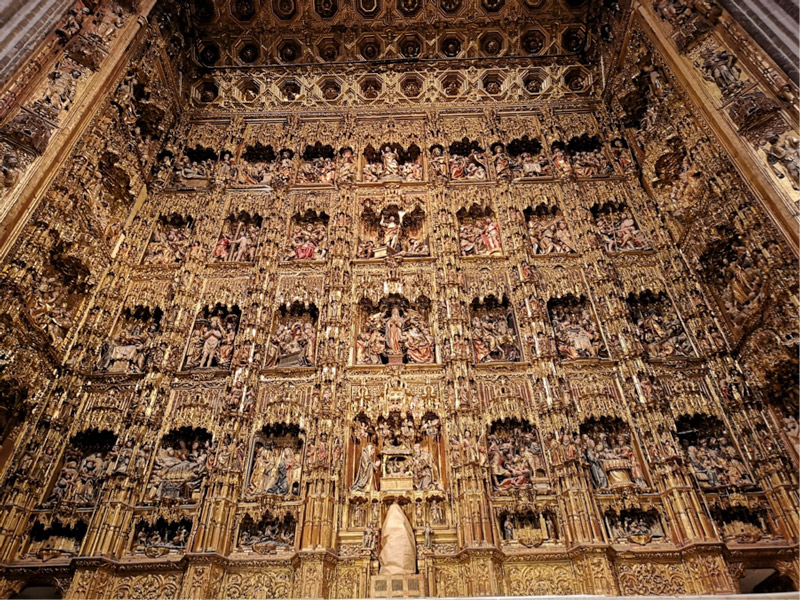 Andamio para la limpieza del Retablo Mayor de la Catedral de Sevilla