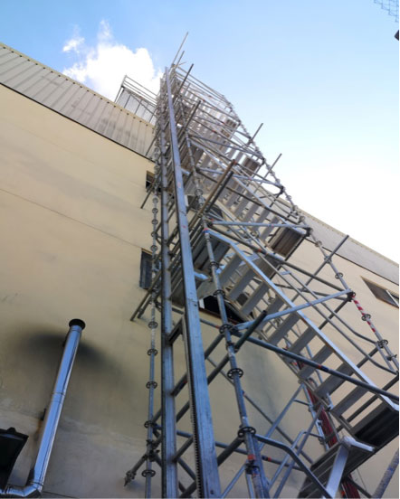 Escalera de manos libre para la reparación de cubiertas en una industria de productos químicos - Alquiansa