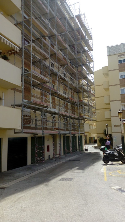 Andamio para la rehabilitación de fachadas en Vineyard Estate de Gibraltar - Alquiansa
