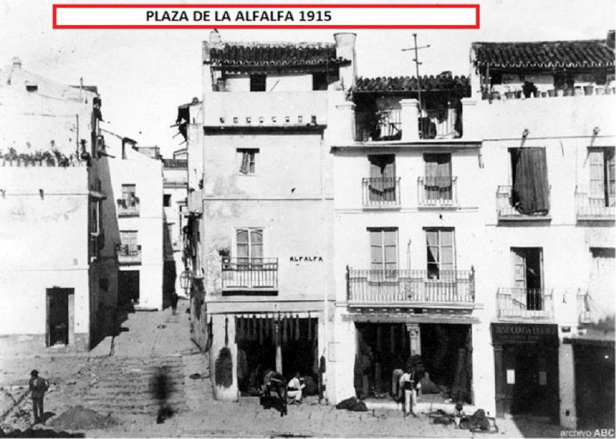 Andamio suspendido para la restauración de las fachadas de un edificio en la Plaza del Pan en Sevilla - Alquiansa