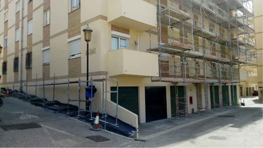 Andamio para la rehabilitación de fachadas en Vineyard Estate de Gibraltar - Alquiansa