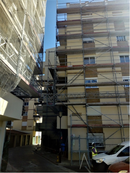 Andamio para la rehabilitación de fachadas en Vineyard Estate de Gibraltar