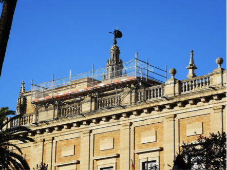 Montaje de andamios partiendo de la cornisa del Archivo de Indias de Sevilla - Alquiansa