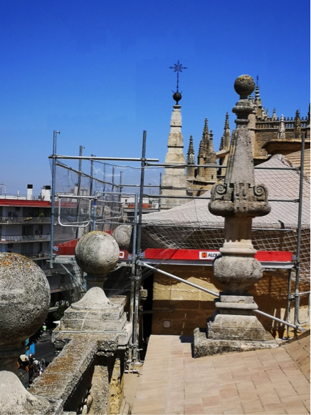 Montaje de andamios partiendo de la cornisa del Archivo de Indias de Sevilla - Alquiansa