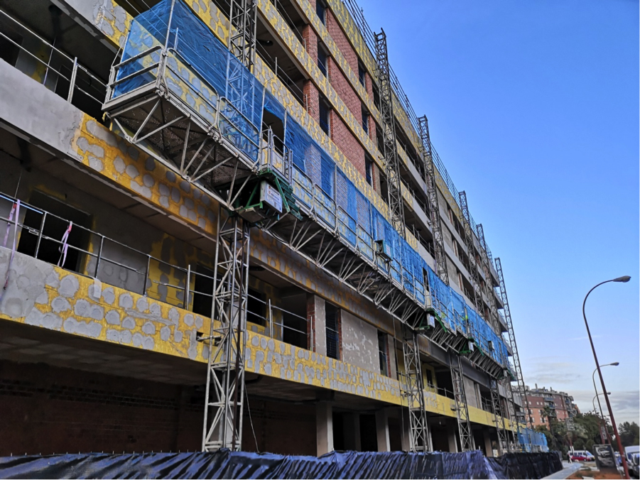 Plataformas de mástil que cubre perímetro de obra de nueva construcción - Alquiansa
