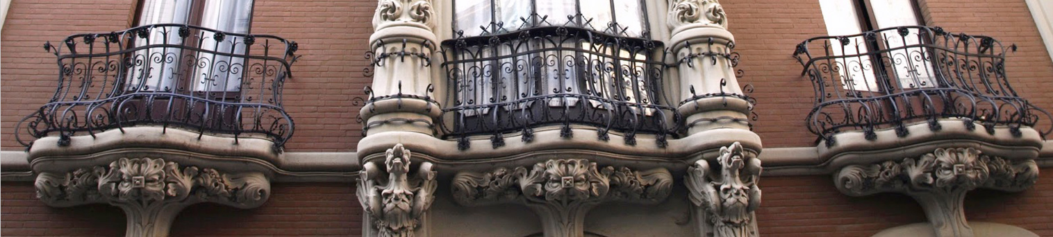 Andamio sobre lucernario en edificio modernista de principios del siglo XX - Alquiansa