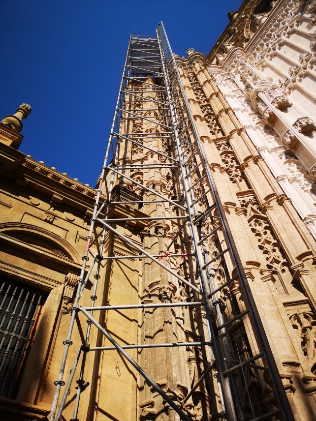Montacargas adosado a torre de andamios en la Puerta del Príncipe - Alquiansa