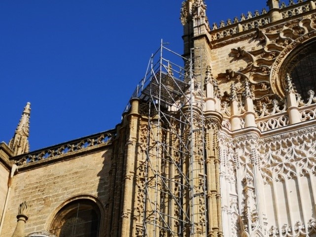 Montacargas adosado a torre de andamios en la Puerta del Príncipe - Alquiansa
