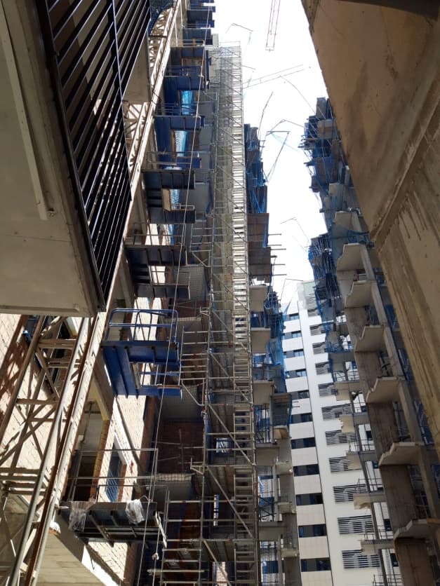 Escalera de manos libres para el acceso a las trece plantas de la obra 220 viviendas ferrocarril en el barrio Teatinos - Málaga. - Alquiansa