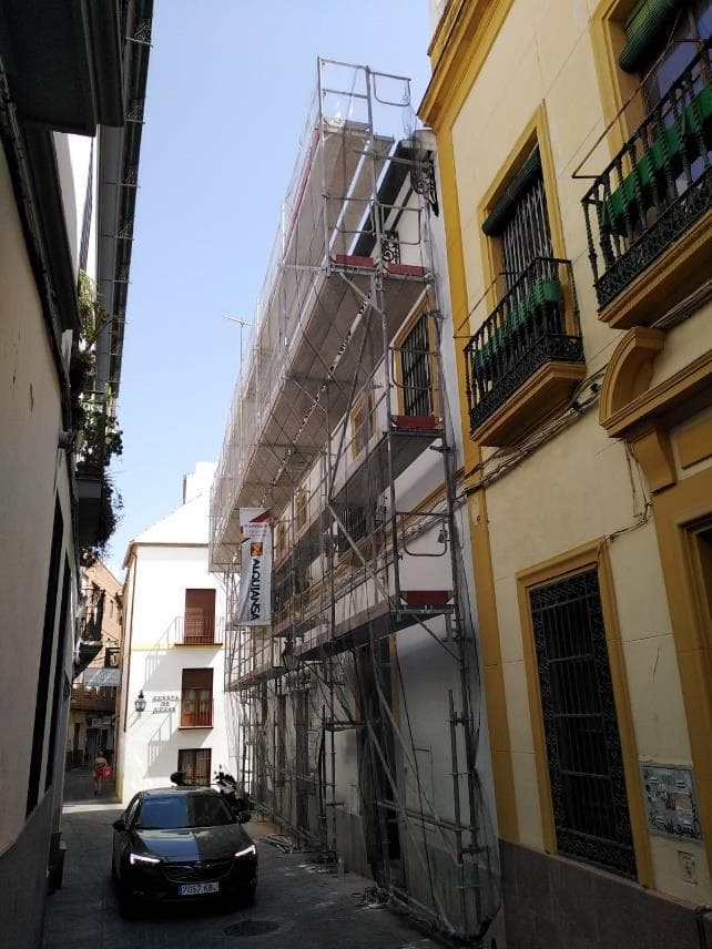 Andamio de pie estrecho en una la fachada del centro histórico de Córdoba - Alquiansa