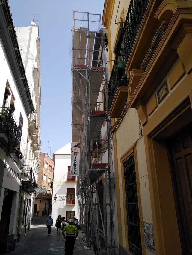 Andamio de pie estrecho en una la fachada del centro histórico de Córdoba - Alquiansa