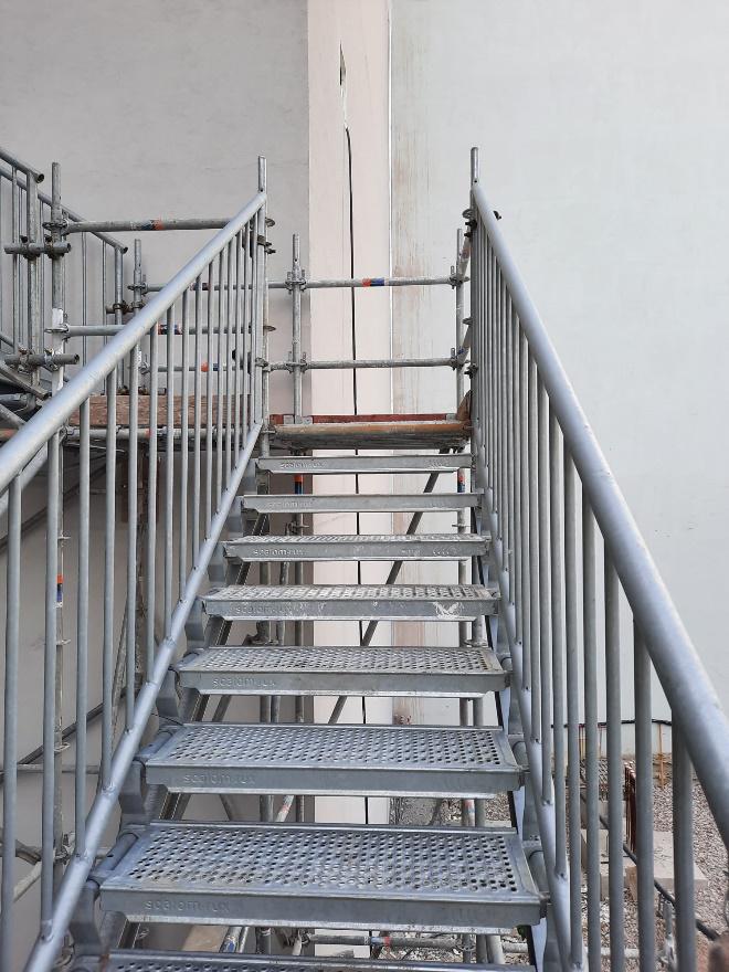 Escalera de altas cargas y uso público para el acceso a un edificio en Gibraltar - Alquiansa