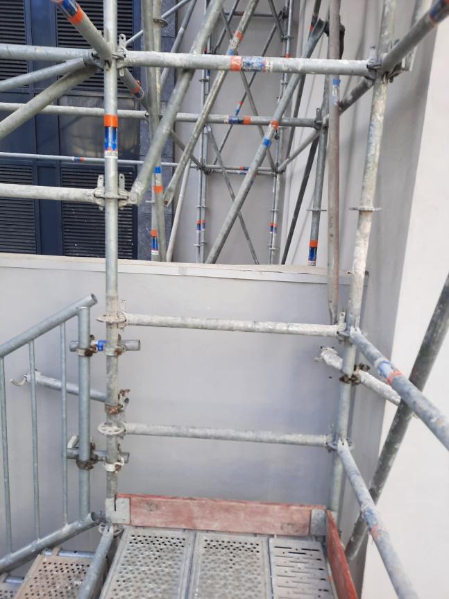 Escalera de altas cargas y uso público para el acceso a un edificio en Gibraltar - Alquiansa