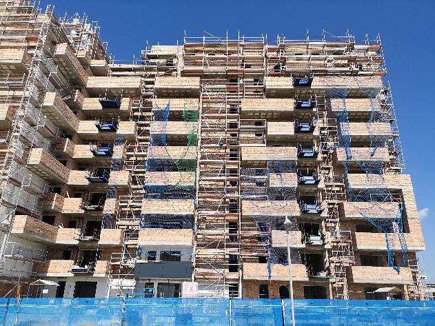 Andamios para trabajar las fachadas de la obra 160 viviendas Entrenúcleos - Alquiansa
