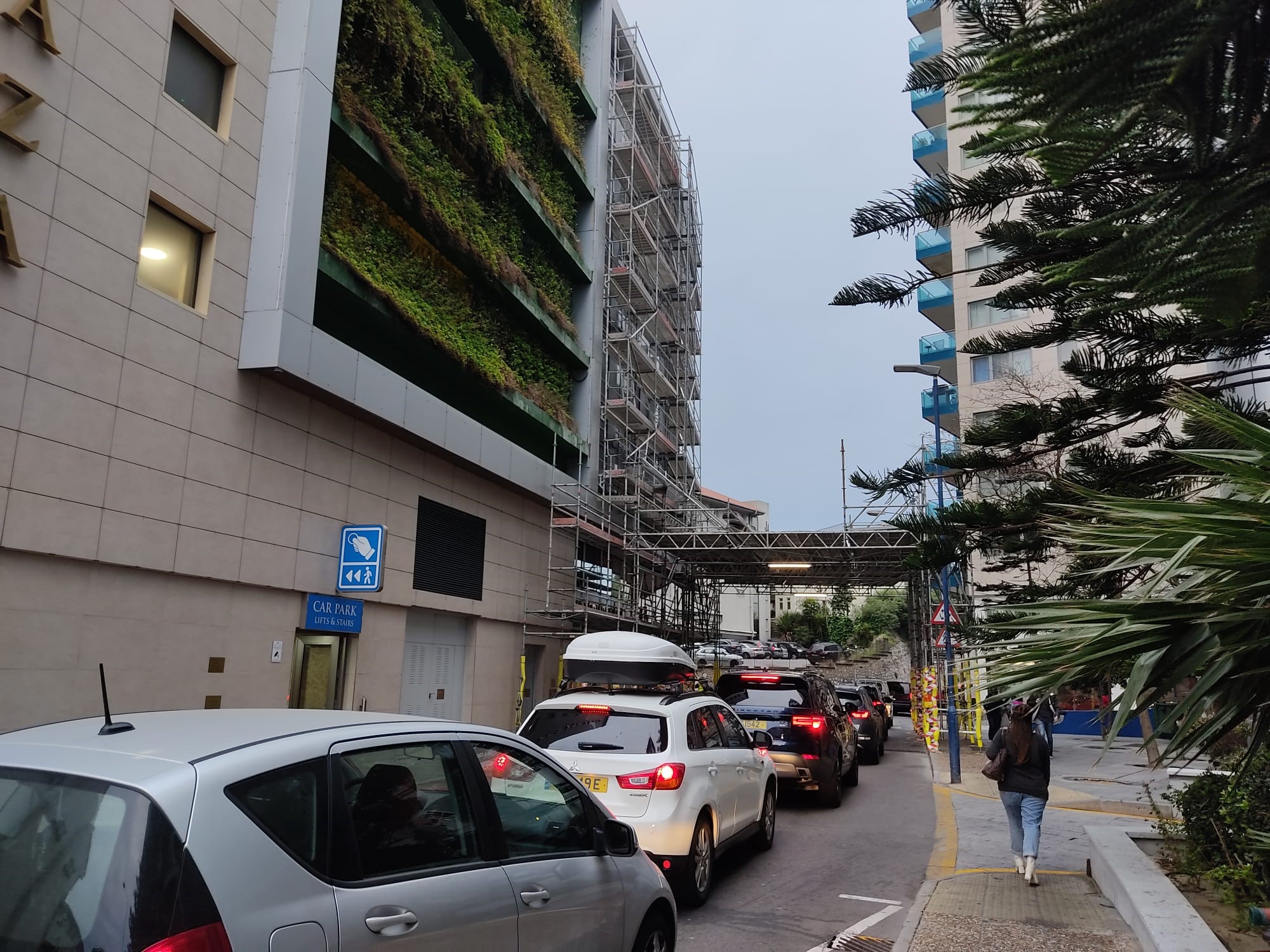 Rehabilitación de fachada con andamios partiendo de base de paso, Gibraltar - Alquiansa