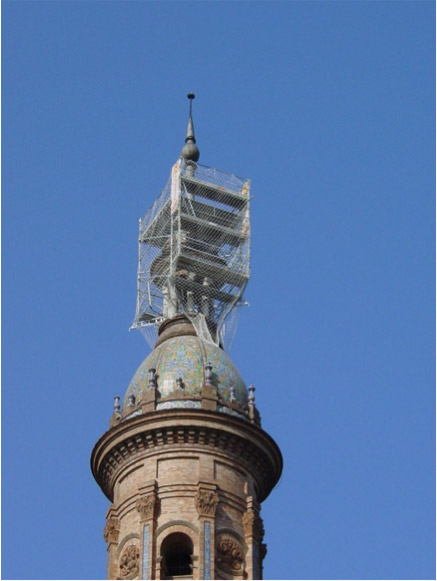 Andamios para sustitución de pararrayos de las torres de la Plaza de España - Alquiansa