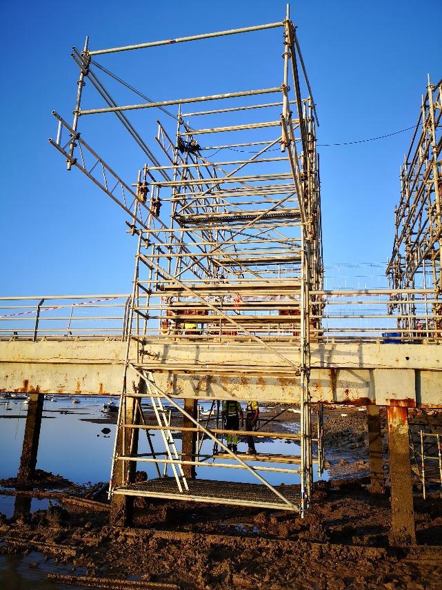 Estructuras móviles con desplazamientos laterales para pasarela de puerto - Alquiansa
