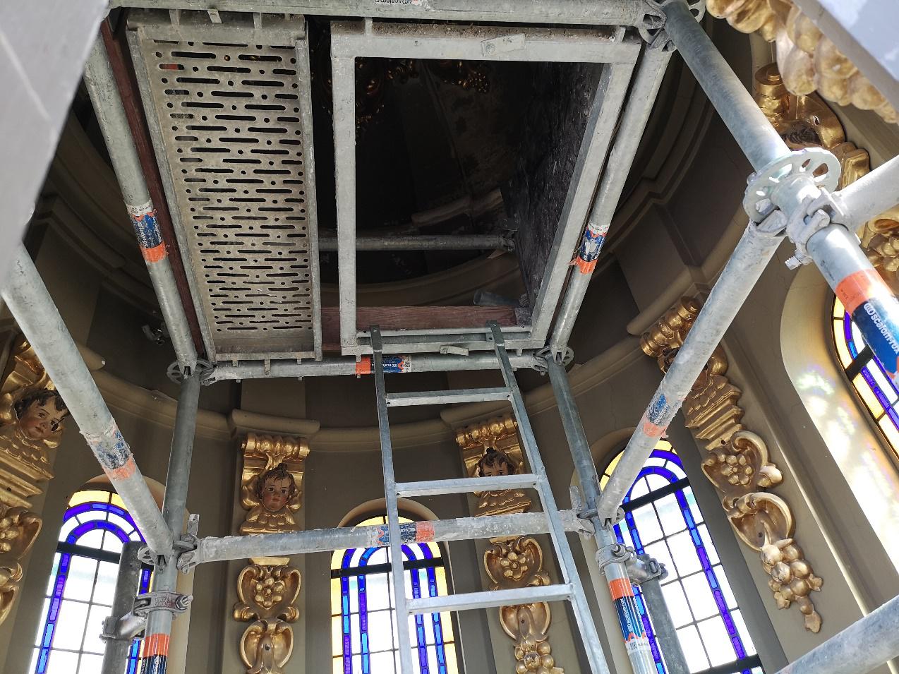 Un pequeño andamio para la restauración de la linterna de una capilla - Alquiansa