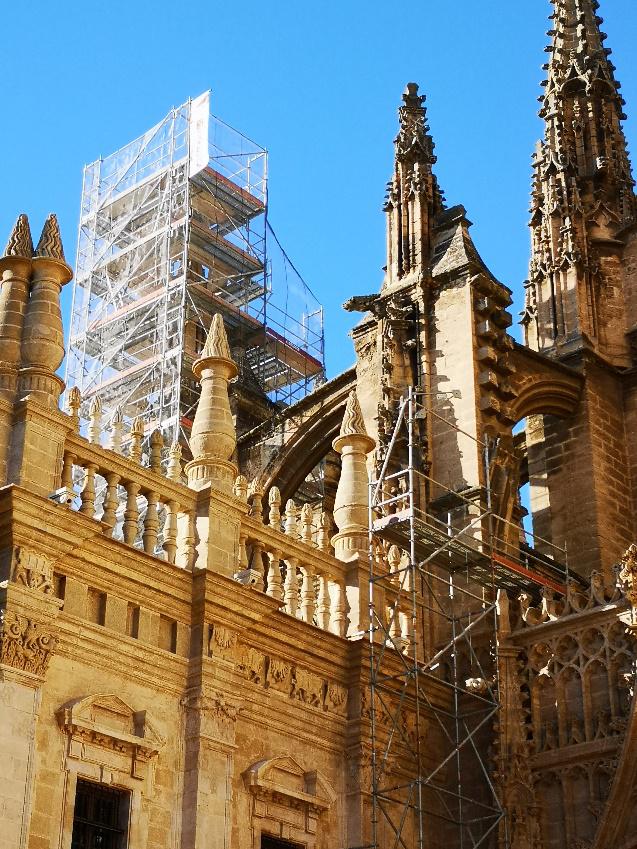Andamio para la restauración de un pináculo de la catedral de Sevilla - Alquiansa