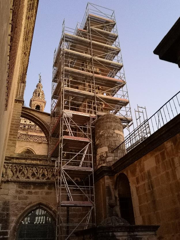 Andamio para la restauración de un pináculo de la catedral de Sevilla - Alquiansa
