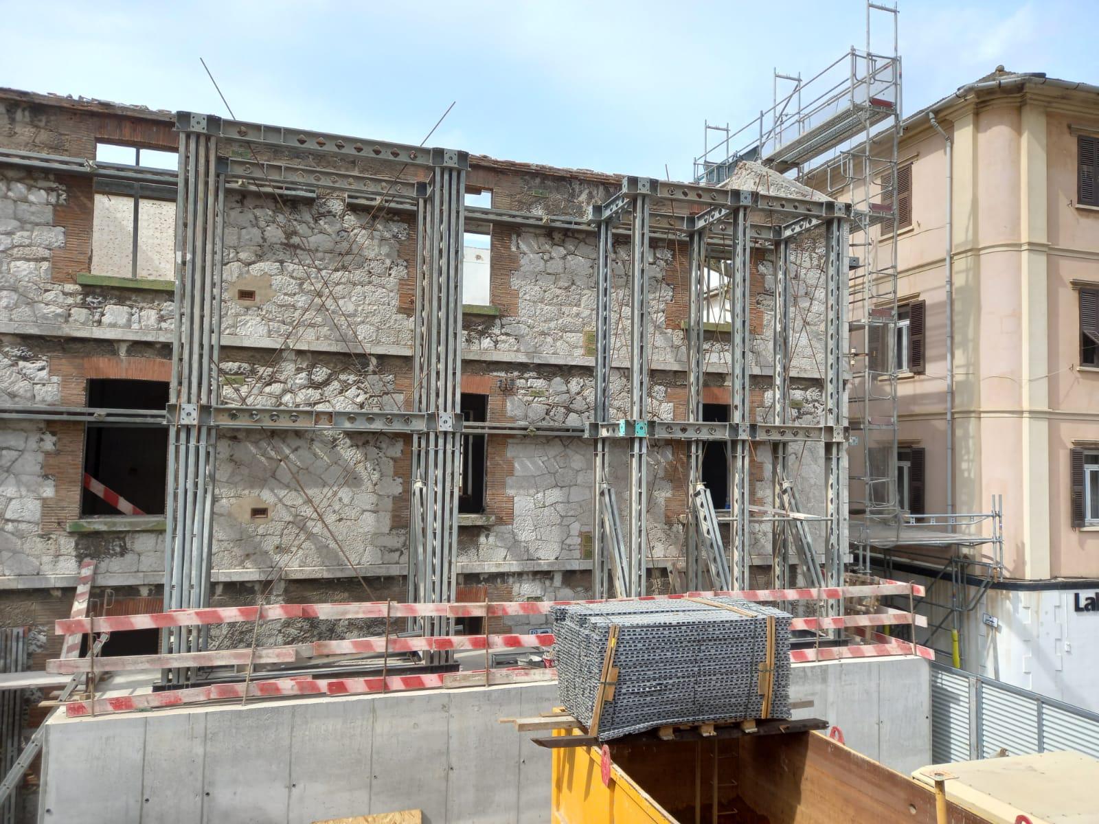 Gibraltar. Estabilizador de fachadas Soldier MKII para la remodelación del Saint Mary's First School de Gibraltar - Alquiansa