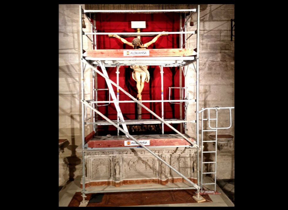 Un pequeño andamio para la restauración del Cristo de la Clemencia - Alquiansa